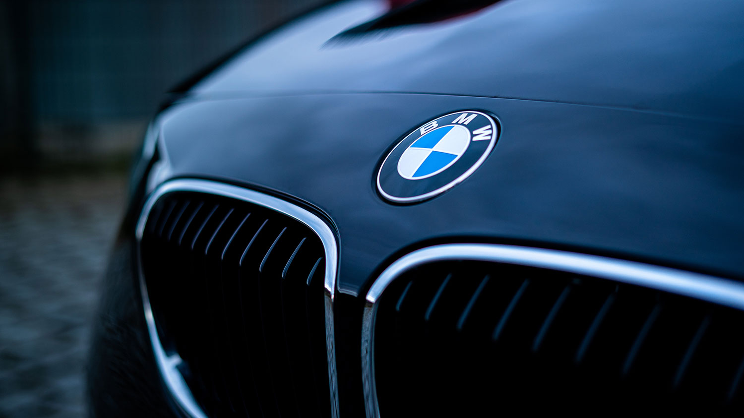 ماشین مشکی رنگ بی ام و bmw