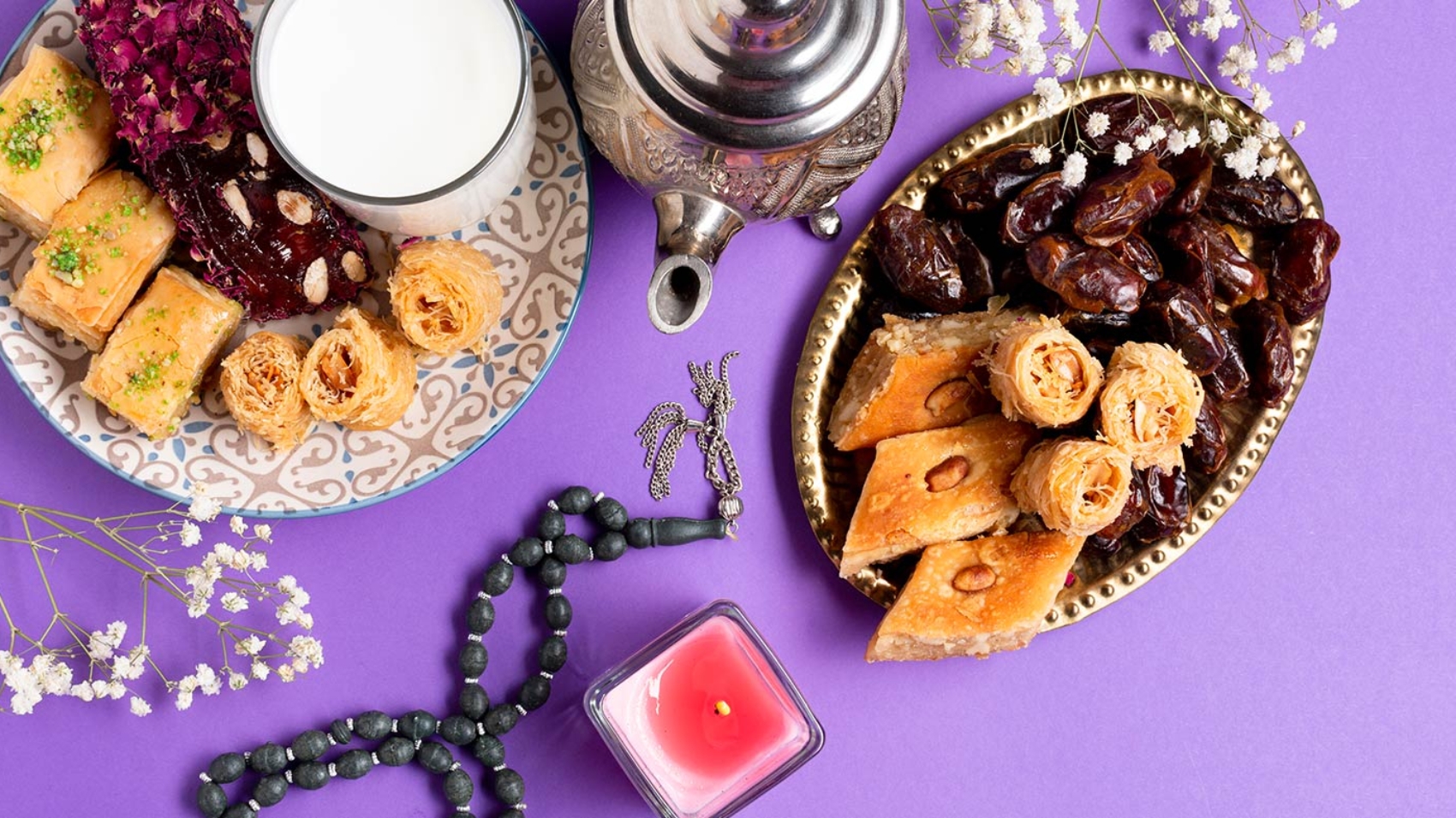 تصویر شیرینی، شمع، تسبیح و ... بر سر سفره افطار